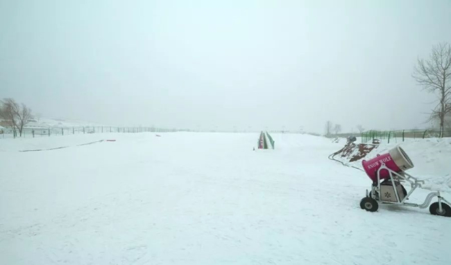 河北邢臺金沙河紅薯嶺6萬平滑雪場造雪機工作中